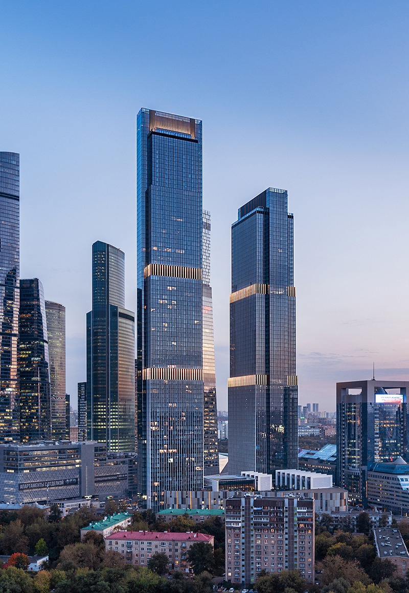 Две башни Neva Towers в вечернем свете